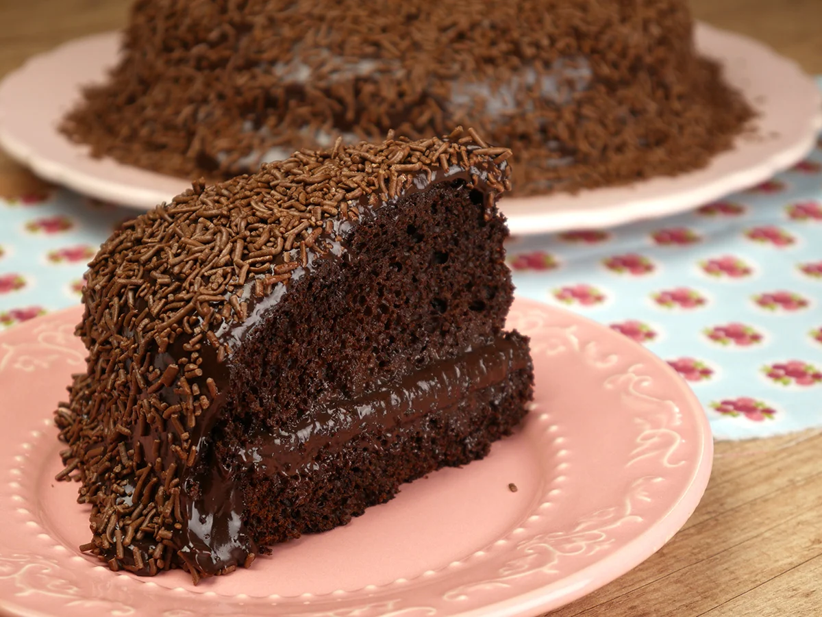Receita de Bolo brigadeiro simples e delicioso