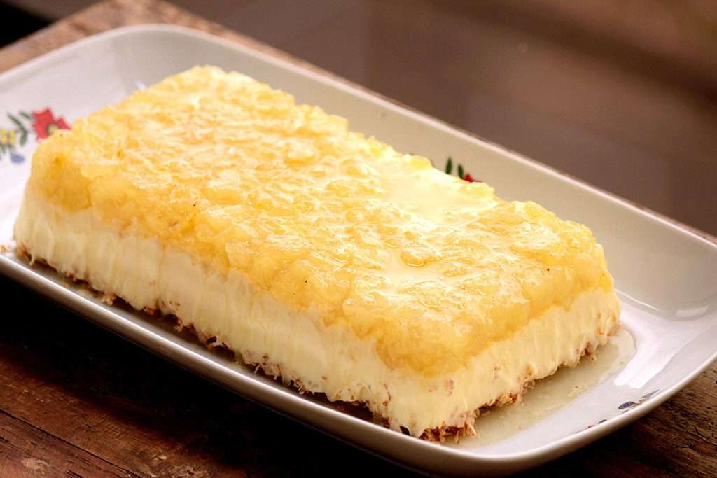 Receita de Torta de sorvete de coco e calda abacaxi