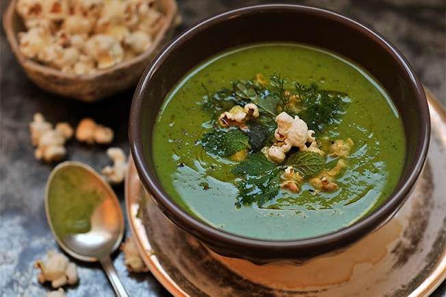 Sopa de ervilha fresca com hortelã e pipoca