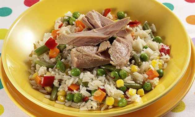 Receita de Arroz com Legumes e Atum para almoço rápido e simples