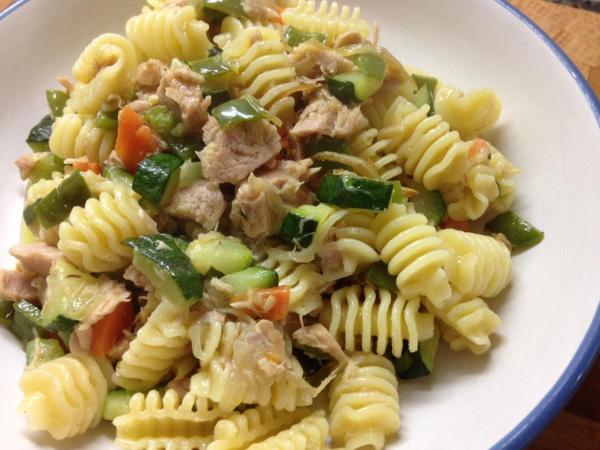 Receita de Fusilli com atum e legumes