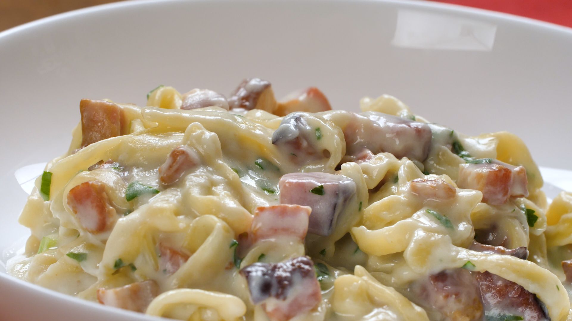Receita de Macarrão com bacon e molho branco para almoço rápido e simples