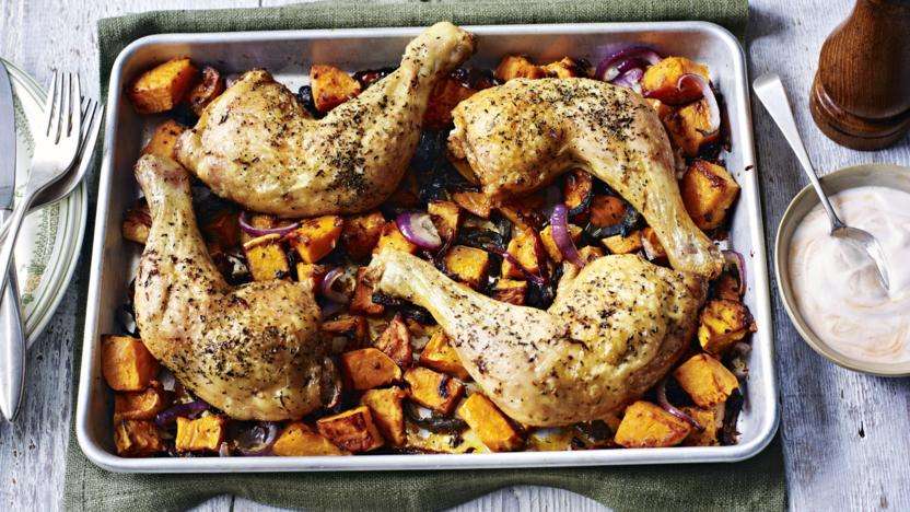 Receita de Sobrecoxa de frango assada no forno com batatas