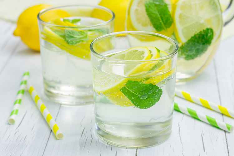 Receita de Suco de limão, couve e hortelã