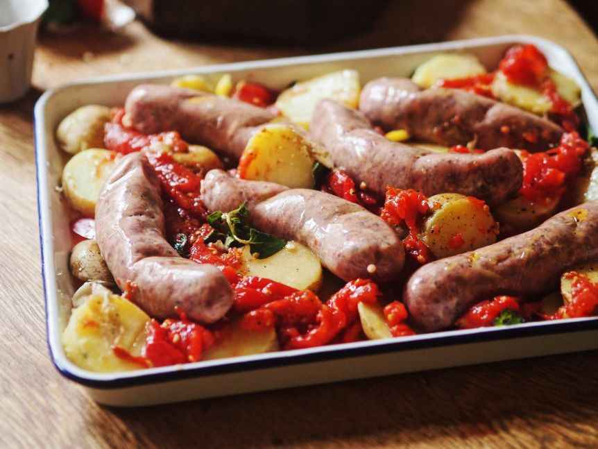 Receita de Linguiça no Forno com Batatas Douradinhas 