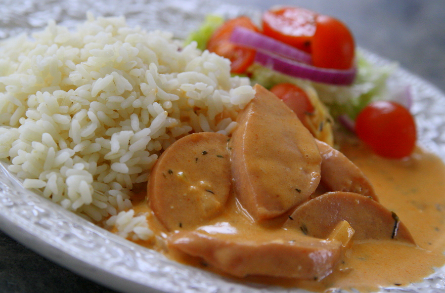 20 Receitas de Strogonoff de Salsicha fáceis e econômicas de preparar em casa e você pode encontrar nessa coleção diversas variações para ter o almoço perfeito