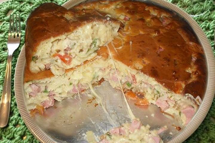  Receita de Lanche Bauru Tudo Gostoso Ingredientes para Lanche Bauru Tudo Gostoso 1 pão de forma sem casca 250 g de mussarela em fatias 250 g de presunto em fatias 1 tomate grande em rodelas Sal, orégano 2 xícaras de chá de leite 3 ovos 1 colher de sopa de mrgarina 3 colheres de sopa de queijo ralado Como preparar Lanche Bauru Tudo Gostoso Unte um pirex. Camadas: fatias de pão de forma, mussarela fatiada, rodelas de tomate temperadas com sal e orégano, presunto fatiado, outra camada de pão de forma. Bater no liquidificador o leite, os ovos, a margarina, o queijo ralado e jogar por cima do sanduichão. Polvilhar queijo ralado e levar ao forno quente até gratinar. Receita de Lanche Bauru Tradicional Ingredientes para Lanche Bauru Tradicional 500 g de trigo 20 g de açúcar 1 ovo 30 g de de margarina 1 colher chá de sal 15 g de fermento seco 350 ml de água Como preparar Lanche Bauru Tradicional Adicione a metade da água, e vá adicionando então o trigo, intercalando com a água. Sove a massa até ficar portanto bem lisa, deixe descansar por 20 minutos. Abra então a massa em um retângulo, coloque o queijo e o presunto, o tomate sem sementes picado e o orégano. Com essa receita, a massa vai render portanto dois rocamboles. Pegue então um rocambole e corte do tamanho desejado, e em seguida, coloque em forma untada, passe a gema misturada com a água; além disso, coloque também meia fatia de tomate com o orégano. Deixe crescer um pouco até o forno estar então bem quente, asse por cerca de 15 minutos, em forno pre´aquecido, a 200°C graus… Fica divino, espetacular, portanto um paraíso. Receita de Lanche Bauru no Forno Delicioso Ingredientes para Lanche Bauru no Forno Delicioso Ingredientes para Massa 4 batatas médias (cozidas e espremidas ou amassadas) 2 colheres (sopa) de margarina 2 colheres (sopa) de óleo 2 tabletes (30 g) de fermento biológico (pode usar biológico em pó também) 1 copo de leite (de requeijão 200 ml) 1 ovo inteiro Farinha de trigo até dar ponto 2 colheres (sopa) de açúcar 1 pitada de sal Ingredientes para o Recheio 500 g de presunto fatiado 500 g de mussarela fatiada 8 tomates sem pele e sem sementes picados 2 cebolas fatiadas bem finas 1 xícara (chá) de azeitonas descaroçadas 1 lata de ervilhas escorridas 200 ml de molho de tomate pronto 100 ml de creme de leite Sal, orégano e pimenta a gosto Como preparar Lanche Bauru no Forno Delicioso Como preparar a Massa Primeiro misture o fermento e o açúcar. Depois os ingredientes líquidos, o leite deve estar morninho. Em seguida a batata e a farinha de trigo, até começar a desgrudar das mãos, sove bem até formar uma bola, a massa não deve ficar muito dura. Deixe crescendo por uns 45 minutos coberta com um pano. Em seguida divida em 2 partes. Enfarinhe a mesa, abra na espessura de 0,5 cm mais ou menos, forre uma assadeira untada com margarina e farinha. Coloque o recheio, abra a outra parte da massa no rolo com a mesma espessura e cubra. Grude bem as bordas e recorte o excesso. Pincele com gema de ovo. Leve para assar em forno médio, pré-aquecido. Depois de dourada prefiro baixar a assadeira mais próxima do calor do forno para assar a massa por baixo, que por conta da umidade do recheio pode ficar crua, neste momento abaixo também a temperatura do forno para o mínimo. Como preparar o Recheio e fazer a montagem Com exceção do presunto e da mussarela misture os demais ingredientes, após forrar com a massa o fundo de uma assadeira monte o recheio da seguinte maneira: Uma camada de mussarela, uma camada de presunto, uma da mistura de todos os demais ingredientes do recheio. Repita as camadas até terminar todos os itens do recheio, cubra com o restante da massa e proceda como indicado anteriormente. Receita de Lanche Bauru Perfeito no Forno Ingredientes para Lanche Bauru Perfeito no Forno Ingredientes para Massa 1 1/2 tabletes de fermento para pão (de 15grs) 1 xícara (chá) de leite morno 3 ovos 1 colher (sopa) de açúcar 1 colher (chá) de sal 2 colheres (sopa) de margarina Farinha de trigo Para o Recheio 5 tomates cortados em rodelas Sal e pimenta do reino à gosto Orégano 400 g de requeijão cremoso azeite 300grs de presunto em fatias 400grs de mussarela em fatias Como preparar Lanche Bauru Perfeito no Forno Dissolva o fermento no leite em seguida coloque em uma bacia, coloque os demais ingredientes e a farinha de trigo você vai colocando aos poucos até dar ponto de amassar,(quando a massa soltar das mãos) Deixe essa massa em uma bacia cubra com o pano e deixe crescer por 1 hora Divida a massa em duas partes em uma forma grande e quadrada abra uma das massas coloque o presunto, o requeijão cremoso e a mussarela(reserve um pouco) Coloque as fatias de tomate e regue com azeite salpicando o orégano por cima Cubra a travessa com o outro restante da massa, coloque o restante da mussarela e salpique mais orégano por cima Leve para o forno por 30 minutos ou até que fique bem douradinho Bom Apetite! Receita de Lanche Bauru na Assadeira Fácil Ingredientes para Lanche Bauru na Assadeira Fácil 1 ½ xícara (chá) de leite morno 2 tabletes de fermento biológico 1 colher (chá) de açúcar 1 pitada de sal 2 ovos 1 xícara (chá) de óleo 1 xícara (chá) de margarina 3 xícaras (chá) de farinha de trigo ou o suficiente até o ponto de não grude nas mãos Margarina e farinha de trigo para untar a assadeira Para o Recheio 6 fatias de queijo tipo mussarela 6 fatias de presunto 3 tomates em rodelas ½ xícara (chá) de cebola picada 2 colheres (sopa) de vinagre Salsa e cebolinha a gosto 1 gema para pincelar Como preparar Lanche Bauru na Assadeira Fácil Misture o leite morno com o fermento biológico. Acrescente aos poucos os ovos, o sal, o açúcar, o óleo. Mexa tudo com as mãos até obter uma massa homogênea e que não grude nas mãos (este é o ponto certo). Caso seja necessário, adicione um pouco mais de farinha de trigo. Deixe crescer por meia hora. Divida a massa em duas partes. Abra uma parte e passe metade da xícara (chá) de margarina e dobre como um envelope e abra-a de novo com um rolo. Unte uma assadeira com margarina e farinha de trigo. Coloque essa parte da massa. Recheie com as fatias de queijo mussarela e de presunto, as rodelas de tomates, cebolas temperadas no vinagre, junte a cebolinha, a salsa. Preaqueça o forno em temperatura média (180º C). Faça com a outra metade o mesmo procedimento da margarina e das dobras. Abra-a com um rolo e cubra a assadeira. Pincele com gema antes de levar ao forno. Asse por 40 minutos aproximadamente. Receita de Lanche Bauru de Forno Ana Maria Braga Ingredientes para Lanche Bauru de Forno Ana Maria Braga Massa de bauru de forno:  2 copos americanos de leite morno  2 tabletes de fermento para pão  2 ovos médios  1 colher de sopa de manteiga ou margarina  3 xícaras de farinha de trigo (mais o suficiente até dar o ponto)  sal a gosto  1 gema de ovo (para pincelar) Recheio de bauru:  2 tomates médios fatiados  1 cebola grande fatiada  200 gramas de presunto fatiado  200 gramas de queijo mussarela fatiado  3 colheres de sopa de azeite de oliva Como preparar Lanche Bauru de Forno Ana Maria Braga Esfarele o fermento com as mãos, dissolva no leite morno e reserve por 5 minutos (para ativar o fermento). Depois bata essa mistura no liquidificador junto com os ovos e a manteiga ou margarina. Numa tigela misture a farinha peneirada com o sal e abra um buraquinho ao centro. Coloque aí a mistura do liquidificador e misture com as mãos ou com a ajuda da batedeira até incorporar muito bem numa massa consistente. Transfira essa massa da torta salgada de bauru para uma bancada enfarinhada e sove, adicionando mais farinha se necessário, até conseguir uma massa firme e lisinha, que solta das mãos. Modele em forma de bola, cubra com um pano e reserve por 10-15 minutos. Em seguida divida a massa de bauru de forno em duas metades iguais. Abra uma dessas partes com um rolo e coloque numa assadeira untada e enfarinhada. Distribua o recheio de presunto, mussarela, tomate e cebola em camadas. Polvilhe os oréganos e coloque um fio de azeite. Dica: O ideal é abrir a massa até ficar com cerca de 30 x 40 cm, o ideal para usar numa assadeira com esse tamanho (também chamada de assadeira nº 3). Abra a outra metade de massa do mesmo jeito e coloque também na forma, cobrindo o recheio de bauru. Pressione as extremidades, para fechar a torta, cubra novamente com um pano ou com papel alumínio e reserve até dobrar de volume (poderá demorar de 30 minutos a 1 hora). Após o passo anterior, pré-aqueça o forno nos 180ºC (forno médio). Pincele a torta de bauru com uma gema de ovo e, quando o forno estiver na temperatura indicada, coloque a torta assando por 25-30 minutos ou até dourar. Está prontinha sua torta de bauru, lanche de forno delicioso que pode também ser servido como almoço ou jantar descomprometido, quente ou frio. Prove e diga nos comentários o que você achou, bom apetite! Receita de Lanche Bauru Especial de Forno Ingredientes para Lanche Bauru Especial de Forno 12 fatias de pão de forma sem casca 400 g de queijo prato 300 g de presunto gordo sem capa de gordura 3 ovos 1 lata de creme de leite 1 tomate fatiado Queijo parmesão ralado Azeite de oliva Sal Como preparar Lanche Bauru Especial de Forno Aprendar a fazer a Receita de bauru especial de forno Em um recipiente junte os 3 ovos, a lata de creme de leite sem o soro e sal Misture bem até formar um creme Reserve Em um outro recipiente junte as fatias de tomate, azeite de oliva, sal e orégano Deixe descansando por 15 minutos Unte uma forma, ou um refratário com margarina Coloque 6 fatias de pão de forma sem casca Cubra-os com o todo o presunto, as fatias de tomate e 300g do queijo prato Coloque metade do creme por cima do queijo Cubra com as 6 fatias restantes do pão de forma sem casca Adicione a outra parte do creme, garantindo que todos os pães fiquem umedecidos Cubra com as 100 g de queijo prato restantes Polvilhe orégano e queijo parmesão ralado Regue com azeite Leve ao forno pré-aquecido até que o queijo esteja bem derretido Retire do forno e sirva em seguida Receita de Lanche Bauru de Pão de Forma Ingredientes para Lanche Bauru de Pão de Forma 2 pacotes de pão de forma 4 colheres de maionese 1 lata de molho de tomate pronto 400 g de presunto 450 g de mussarela Rodelas de tomate Orégano Como preparar Lanche Bauru de Pão de Forma Unte a forma com a maionese. Coloque uma camada do pão de forma. Em cima do pão coloque um pouco de molho de tomate (cubra todo o pão, mais cuidado para não colocar molho demais e não ficar enjoativo e mole). Faça uma camada de presunto e outra de mussarela e coloque rodelas de tomate e o orégano por cima. Coloque mais uma camada de pão de forma com o molho de tomate. E mais uma camada de presunto, mussarela, tomate e orégano. Coloque mais uma camada de mussarela e orégano. Leve ao formo por uns 15 minutos para que a mussarela derreta, cuidado pra não queimar o fundo. Receita de Lanche Bauru Assado Ingredientes para Lanche Bauru Assado 500g de farinha de trigo 50g de fermento biológico fresco 100g de açúcar 100g de margarina 1 colher de chá de sal 200ml de água morna gema de ovo para pincelar Recheio para Bauru Queijo mussarela Presunto Tomate picadinho em pedaços pequenos Requeijão tipo catupiry Orégano Como preparar Lanche Bauru Assado Bata no liquidificador a água, a margarina, o fermento, o açúcar e o sal. Depois incorpore na farinha e vá sovando, até desgrudar das mãos, faça bolas do tamanho que vai querer fazer os baurus e deixe descansar 30 minutos. Abra as bolas coloque o queijo, o presunto, um pouco de requeijão e orégano. Feche como um rocambole, feche as pontas e passe a gema em cima e nas bordas do salgado. Coloque em uma forma untada com manteiga e farinha e deixe descansar 30 minutos. Leve ao forno pré aquecido 180º até dourar. Dica: Para congelar não use o tomate, depois de assado, coloque os salgados em uma forma e leve em aberto para o freezer por umas 2 horas. Fechar em um recipiente plástico e levar novamente para o freezer por até 60 dias. Receita de Lanche Bauru Da Lanchonete Ingredientes para Lanche Bauru Da Lanchonete 8 pães de forma 150 g de mussarela fatiada 150 g de presunto fatiado 2 tomates em rodelas 1 colher (sopa) de orégano 3 ovos 150 g de cream cheese Philadelphia 1 pacote de queijo parmesão ralado (50 g) 1/2 colher (chá) de sal Como preparar Lanche Bauru Da Lanchonete Coloque metade das fatias de pão em um refratário pequeno untado e espalhe sobre elas as fatias de mussarela, presunto e tomate. Polvilhe-as com o orégano e cubra-as com as fatias de pão restantes. No liquidificador, bata os ovos, o Cream Cheese Philadelphia, o queijo parmesão e o sal. Cubra os pães com essa mistura e asse em forno preaquecido em temperatura média por 30 minutos. Sirva quente ou frio. Receita de Lanche Bauru da Ana Maria Braga Ingredientes para Lanche Bauru da Ana Maria Braga 1,5 pacote de pão de fôrma 450g de presunto 450g de mussarela 1 pote de requeijão cremoso 1 pacote de queijo ralado 1 xícara de leite 4 tomates grandes cortados em rodelas fininhas Sal para temperar os tomates Como preparar Lanche Bauru da Ana Maria Braga Misture o requeijão com o queijo ralado e o leite e reserve. Em um pirex grande e alto, coloque uma camada de pão de fôrma, cubra todas as fatias com um pouco do molho de requeijão, coloque uma camada de tomate, uma de presunto e uma de mussarela. Repita a operação até formar 4 camadas, acabando com a mussarela. Leve ao forno médio (150°) para esquentar e gratinar. Receita de Lanche Bauru de Forno Rápido Ingredientes para Lanche Bauru de Forno Rápido 3 colheres sopa de açúcar 1 colher de sopa de sal 3 ovos 1 xícara de óleo 100grs de fermento para pão flechman 1kg.de trigo 3 x.de leite morno Presunto em fatias Queijo em fatias Tomates e cebolas em rodelas. Como preparar Lanche Bauru de Forno Rápido Bater tudo no liquidificador com o leite e a água ambos mornos. Depois de bem batido colocar em uma bacia. Alternar o trigo aos poucos até soltar das mão,solve um pouco,esta massa pode pegar 1kg ou +_ Depois da massa sovada deixar descansar uns 15 minutos. Depois de descansar 15 minutos estique com um rolo os pedaços grandes,marque o meio e em uma parte ponhas o presunto,queijo,e as rodelas do tomate e cebola,dobre a outra parte por cima e corte com um cortador quadrado. Numa assadeira untada com óleo colocar os pães e deixar crescer. Quando começar a crescer pincele com gemas misturada com um pouco de óleo,polvilhe com orégano,deixar terminar o crescimento. Levar ao forno quente em 160% Se você não quiser o bauru faça o x-burgue de forno Ponha um hambúrguer frito com queijo e rodelas de tomate e cebola. Corte redondo,pincele e polvilhe com orégano. Receita de Lanche Bauru Rápido e Tradicional Ingredientes para Lanche Bauru Rápido e Tradicional 1 (um) Pão Francês. 3 (três) fatias de Tomate. 3 (três) Picles ou Pepino em Conserva. 4 (Quatro) fatias de Queijo Mussarela. 5 (cinco) fatias de Rosbife. Orégano. Sal. Como preparar Lanche Bauru Rápido e Tradicional Corta-se o pão francês ao meio e retira-se o miolo da parte superior, como se fosse uma pequena canoa; Na metade inferior, colocam-se as fatias frias de rosbife e sal a gosto; Por cima, distribuem-se algumas rodelas de tomate e pepino, polvilhando com orégano a gosto; À parte, coloca-se um pouco de água numa frigideira. Quando ferver, coloca-se a mussarela a ser derretida; Retira-se a mussarela da água e coloca-se na metade da canoa da parte superior do pão, unindo-se as duas partes. O calor da mussarela vai aquecer os ingredientes da outra metade. Receita de Lanche Bauru Cremoso
