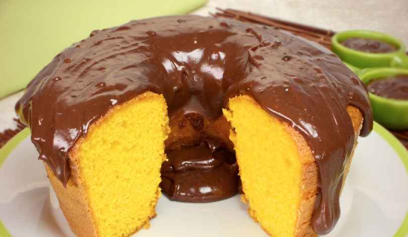 Receita de Bolo de Cenoura Vulcão com Calda de Chocolate Fácil