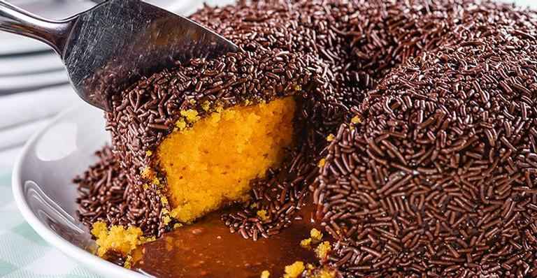 Receita de Bolo de Cenoura Vulcão com Calda 