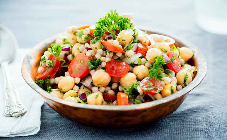 Ceia de Natal Simples de Salada de Grão de Bico Natalina 