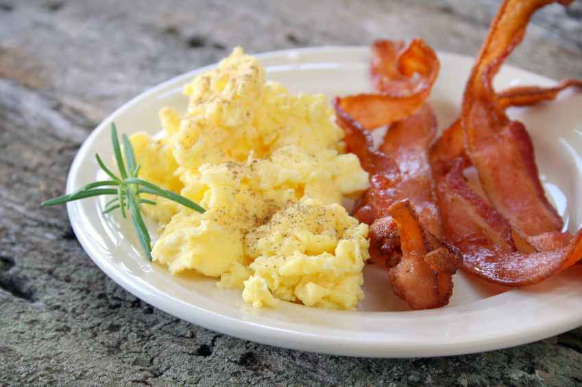 Receita de Ovos Mexidos com Bacon Delicioso