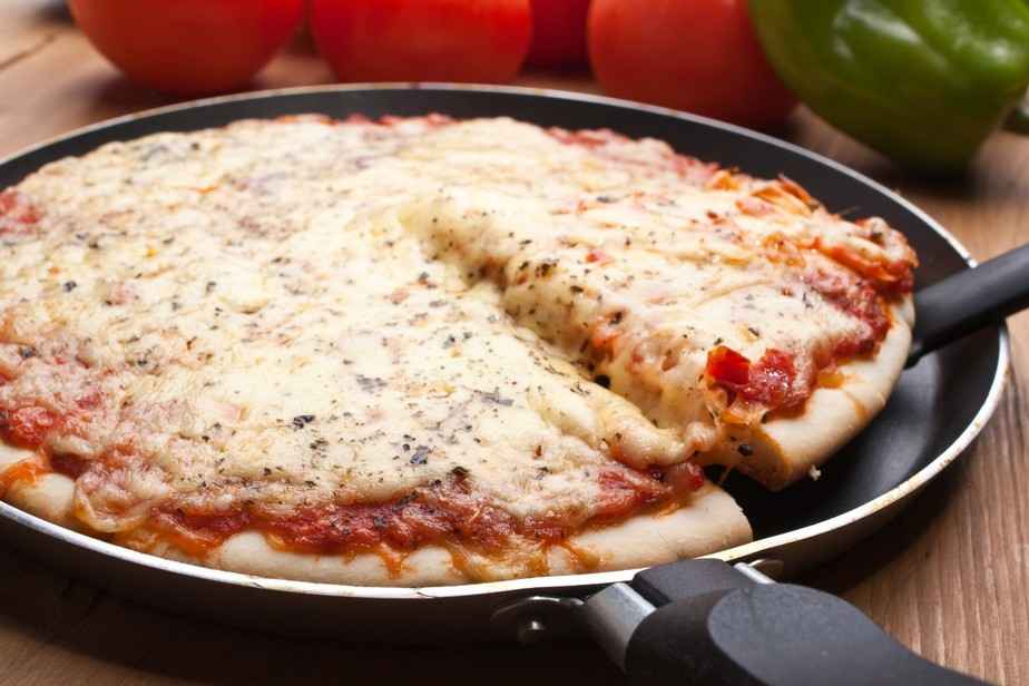 Receita de Pizza de Frigideira com Massa Caseira