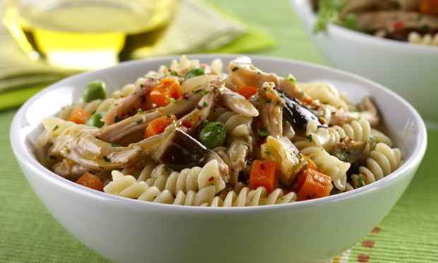 Receita de Salada de Frango com Macarrão e Legumes