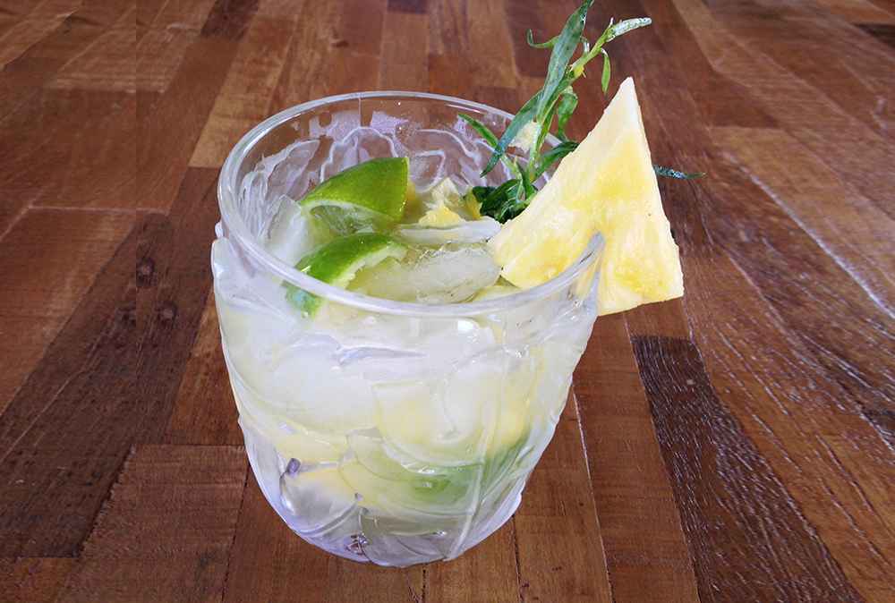 Como fazer Caipirinha de abacaxi na jarra Fácil