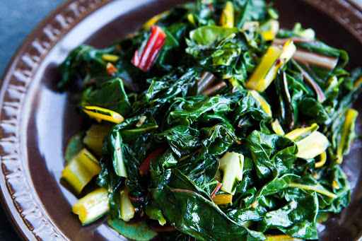 Receitas com acelga na Salada e Alho 