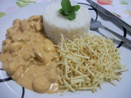 Strogonoff de frango simples e rápido com creme de leite