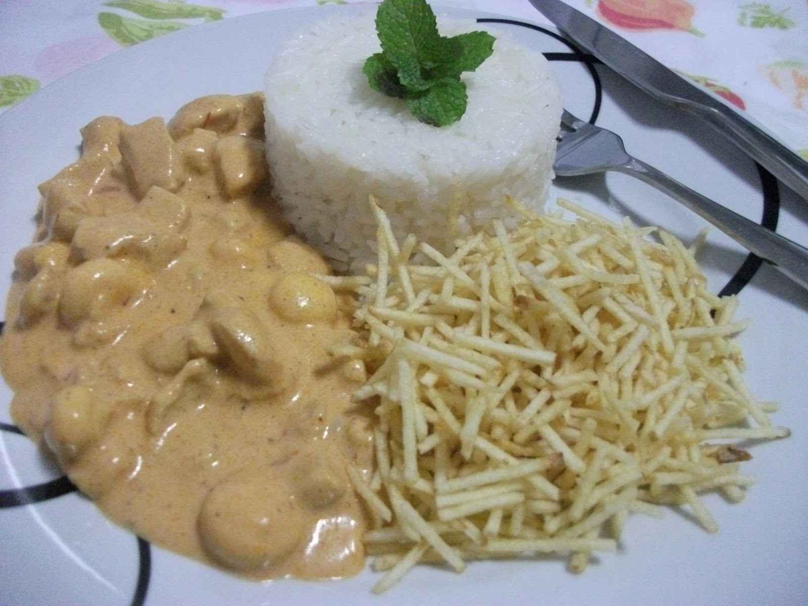 Strogonoff de frango simples e rápido com creme de leite